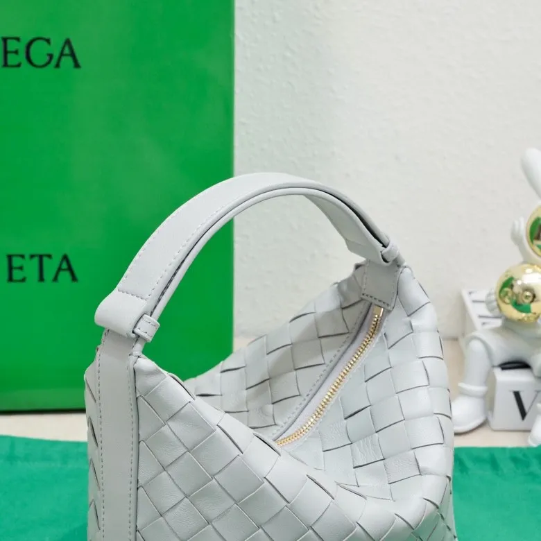Batch 1360 #BvWallace Shoulder Lunch Bag 🔥 A lunch box bag that you can just grab and go. It is made of classic intrecciato weaving technology and reflects the craftsmanship of Bottega. The entire bag is made of top-grade happa lambskin. It is very soft and lightweight. The small bag shape is cute and exquisite. The interior capacity is also very large and can be carried under the arm. It is quite practical! The bottom of the bag is made of gold metal to prevent wear and tear. The details are really good! Choose this elegant commuting bag for Zaoba people~ Size: 22x13x9.5, model number; 7748#